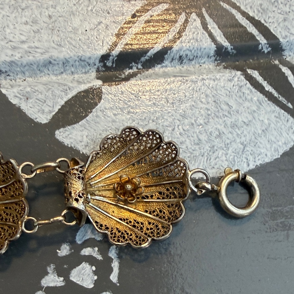 Elegant Gold Shell Necklace and Bracelet Set - Picture 3 of 5